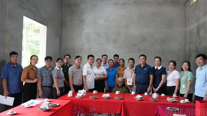 Lãnh đạo xã cùng đại diện các phòng, ban chuyên môn xã Gia Phú trao số tiền 10 triệu đồng do cán bộ xã quyên góp ủng hộ gia đình ông Đỗ Văn Hùng.
