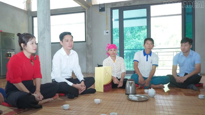 Đồng chí Nguyễn Ngọc Linh thăm hỏi sức khỏe và động viên bà Môn và gia đình.