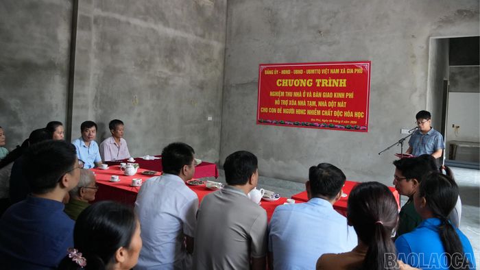 Quang cảnh lễ bàn giao nhà.