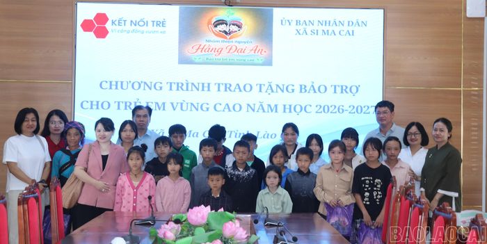 Các đại biểu chụp ảnh lưu niệm cùng các em học sinh tại chương trình trao tặng bảo trợ.
