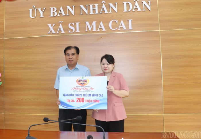 Hội Kết nối trẻ vì cộng đồng vươn xa và Nhóm thiện nguyện Hằng Đại An trao bảng biểu trưng tặng bảo trợ cho 20 trẻ em vùng cao.