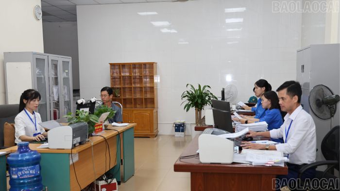 Cán bộ, công chức phường Cam Đường tập trung thực hiện rà soát, cập nhật, hoàn thiện dữ liệu đất đai.