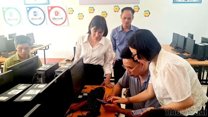 Giảng viên Trung tâm Công nghệ, thông tin hướng dẫn thực hành AI.