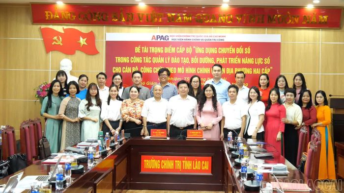Các đại biểu chụp ảnh lưu niệm.