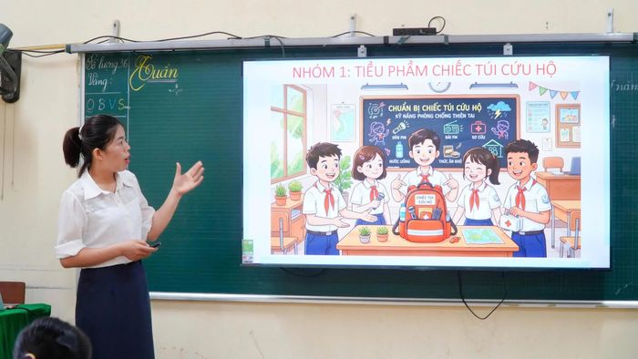 Thí sinh thuyết trình bài thi.