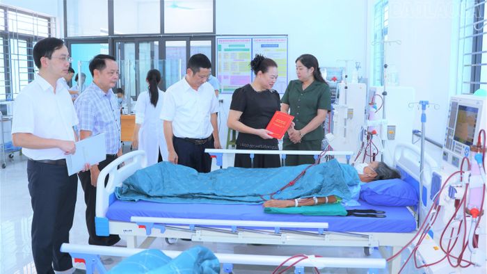 Lãnh đạo Sở Y tế, Bệnh viện Bạch Mai thăm và động viên các bệnh nhân tại Trung tâm Y tế khu vực Lục Yên.
