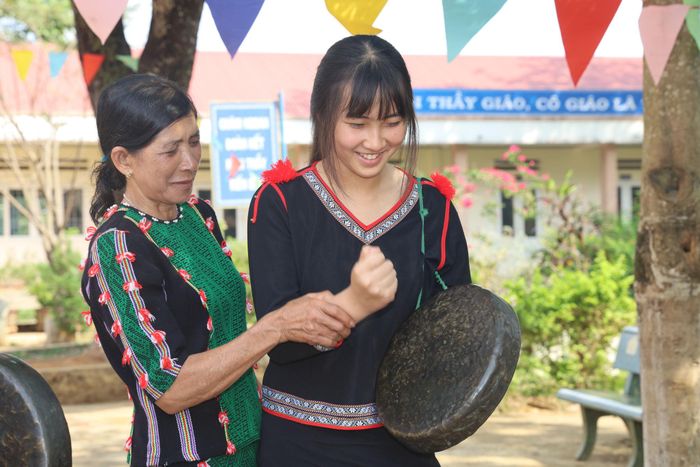 Bà H’Măng chỉ dạy từng nhịp để người học cảm nhận được tiếng chiêng, cái hay của âm điệu chiêng