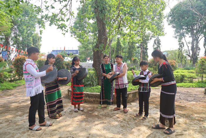 Nghệ nhân H'Măng kiên nhẫn hướng dẫn từng nhịp chiêng cho học sinh Trường TH-THCS Trần Văn Ơn