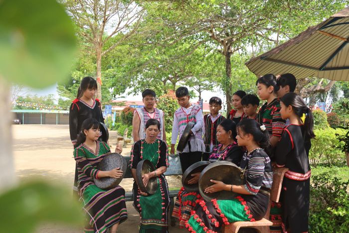Ngày càng có nhiều học sinh, bạn trẻ trên địa bàn đam mê học đánh chiêng nhờ sự tận tâm truyền dạy của H'Măng (ngồi, từ trái qua)