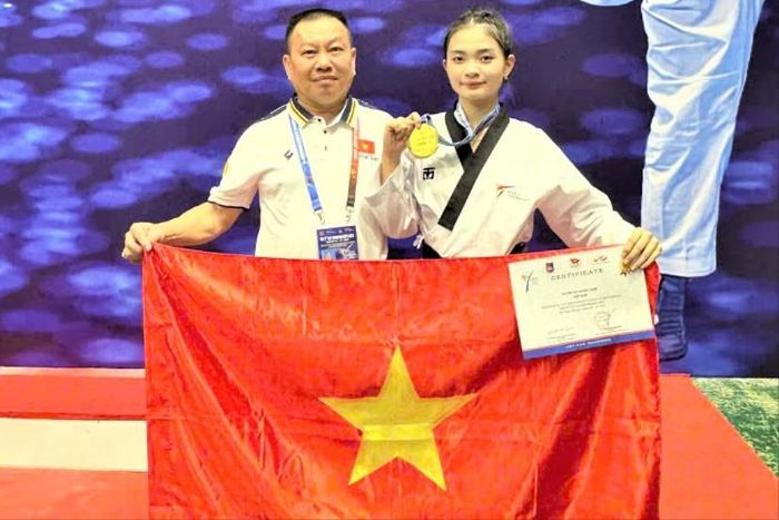 Võ sư Nguyễn Quốc Hùng cùng VĐV Huỳnh Thị Hoàng Thắm khi giành HC vàng tại giải Taekwondo vô địch Đông Nam Á năm 2025