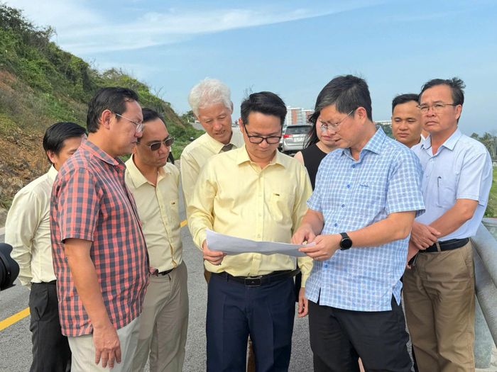 Phó Chủ tịch UBND tỉnh Nguyễn Hồng Hải và các sở, ngành liên quan giới thiệu thực địa dự án đầu tư với Công ty BCONS