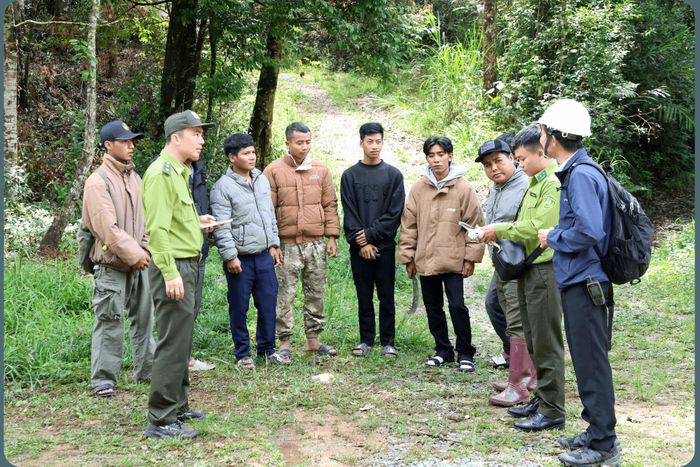 Vườn Quốc gia Bidoup - Núi Bà phối hợp với các hộ đồng bào dân tộc thiểu số nhận giao khoán tuần tra, kiểm soát, bảo vệ rừng