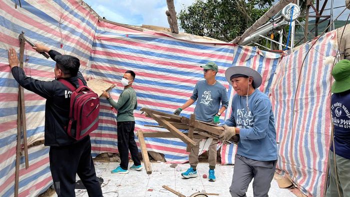 Hỗ trợ ngày công lao động và 100 triệu đồng giúp gia đình anh Lê Hồng Kông thôn Lạc Bình xã D'Ran xây dựng nơi ở mới.