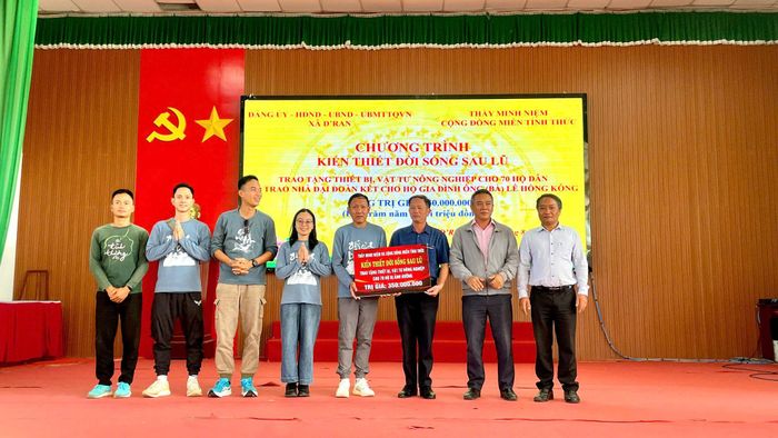 Thầy Minh Niệm và Cộng Đồng Miền Tỉnh Thức trao tặng quà cho người dân D'Ran tái thiết cuộc sống sau trận lũ năm 2025.