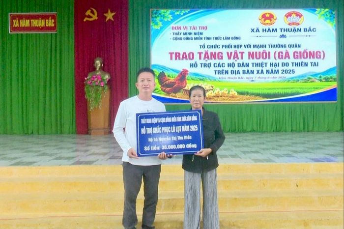 Mạnh thường quân trao hỗ trợ cho hộ dân bị thiệt hại do thiên tai ở Hàm Thuận Bắc