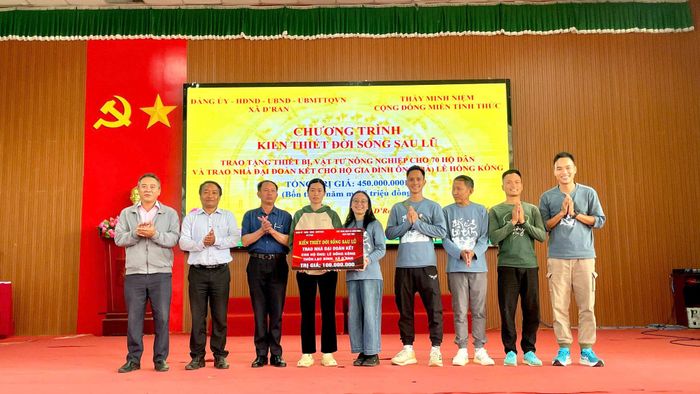 Thầy Minh Niệm và Cộng Đồng Miền Tỉnh Thức trao tặng quà cho người dân D'Ran tái thiết cuộc sống sau trận lũ năm 2025.