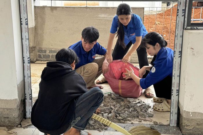 Đoàn xã, Hội Liên hiệp Phụ nữ xã Thuận An tham gia thu gom vật liệu xây dựng, sắp xếp cơ sở vật chất, dọn dẹp, hỗ trợ, góp sức xây dựng trường nội trú liên cấp