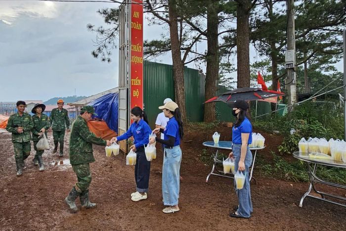 Đoàn viên, thanh niên, người dân xã Quảng Trực tham gia hỗ trợ dọn dẹp, tặng nước uống cho lực lượng công nhân, cán bộ, chiến sĩ thi công công trình Trường phổ thông nội trú liên cấp Tiểu học và THCS Quảng Trực