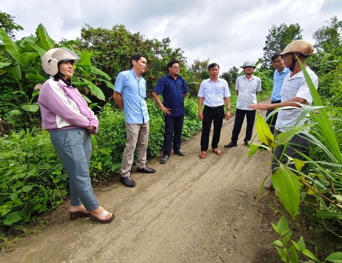 Ngay sau buổi đối thoại, đồng chí Chủ tịch UBND xã cùng các bộ phận chuyên môn trực tiếp xuống địa bàn kiểm tra thực tế, xác minh các kiến nghị của người dân