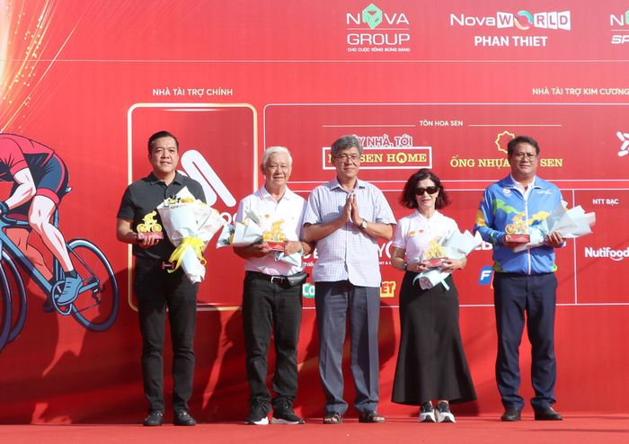 Phó Chủ tịch UBND tỉnh Lâm Đồng Nguyễn Minh, Trưởng Ban tổ chức Sports festival 2026 tặng hoa cho Ban tổ chức Giải đua xe đạp các Câu lạc bộ phong trào toàn quốc năm 2026