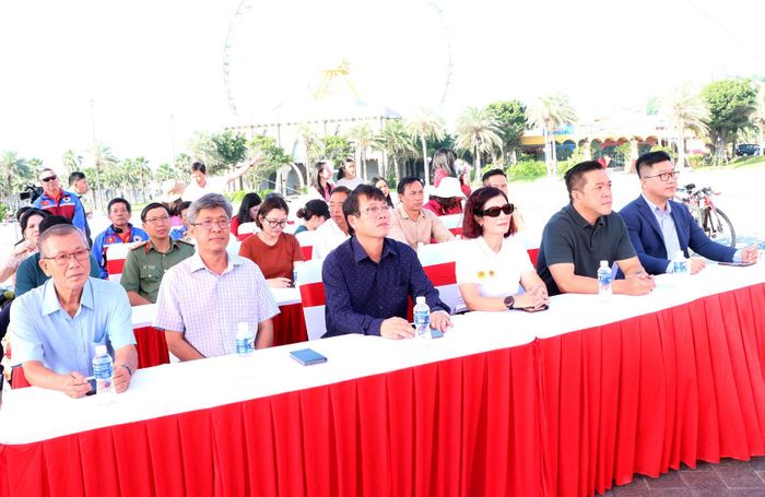 Đồng chí Nguyễn Minh, Phó Chủ tịch UBND tỉnh Lâm Đồng (thứ hai, bên trái) tham dự Lễ Khai mạc Giải đua xe đạp các Câu lạc bộ phong trào toàn quốc năm 2026