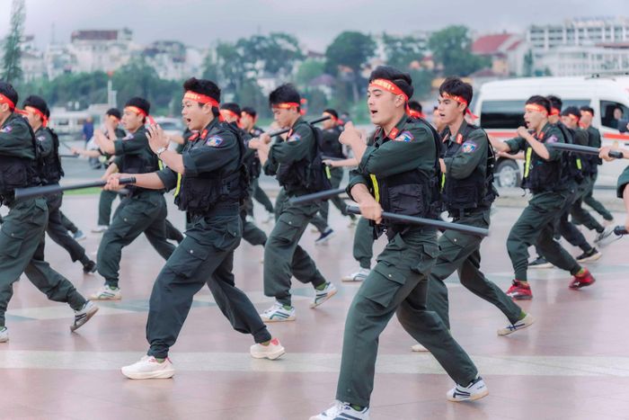 Các thành viên tham gia chương trình chạy bộ được chứng kiến màn biểu diễn võ thuật đầy uy lực của lực lượng Cảnh sát Cơ động