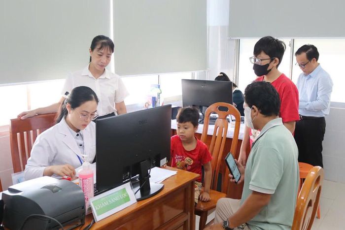 Người dân đăng ký tiêm chủng tại buổi khai trương Đơn vị Tiêm chủng của Bệnh viện Đa khoa Bình Thuận