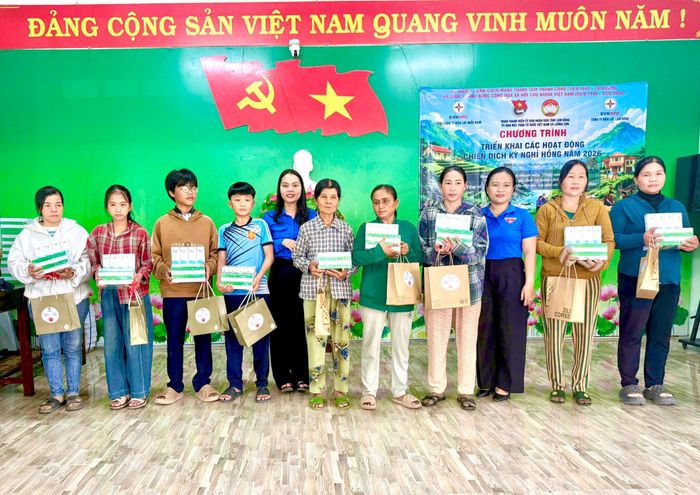 Trao tặng quà và đồ dùng học tập cho học sinh có hoàn cảnh khó khăn.