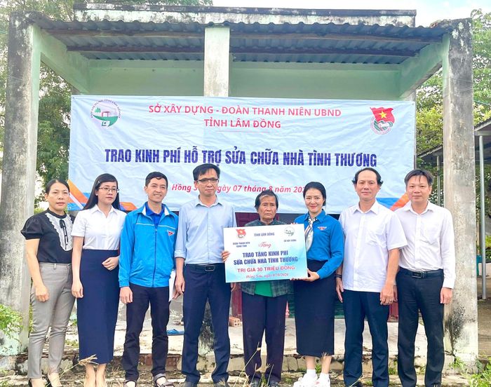 Trao kinh phí hỗ trợ sửa chữa nhà tình thương cho thương bệnh binh có hoàn cảnh khó khăn.