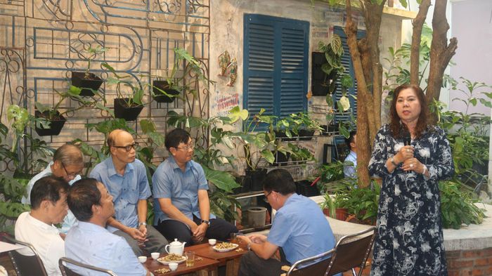 Người dân Tổ dân phố 3 bày tỏ tâm tư nguyện vọng với lãnh đạo phường.