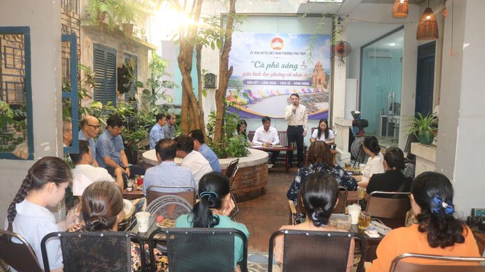 Chủ tịch UBND phường Phú Thủy Nguyễn Văn Nghị chia sẻ với người dân TDP 3 về phát triển kinh tế, xã hội trên địa bàn.