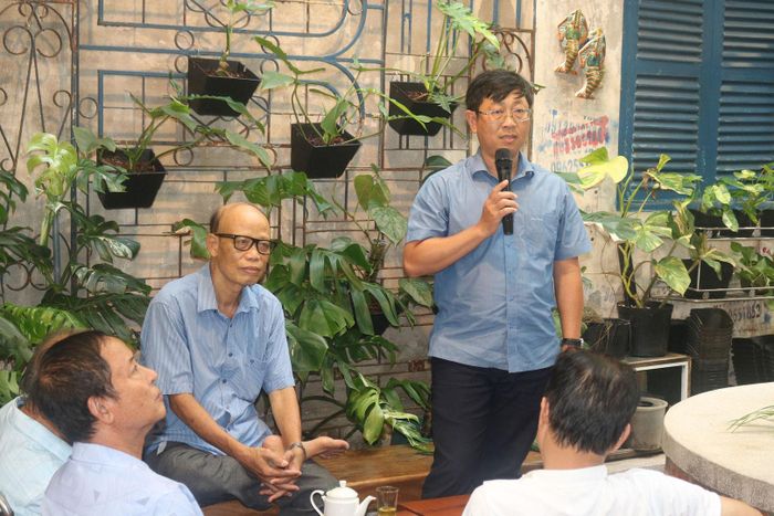 Bí thư Đảng ủy phường Phú Thủy Nguyễn Hữu Thông chia sẻ với người dân Tổ dân phố 3 trong buổi gặp mặt.