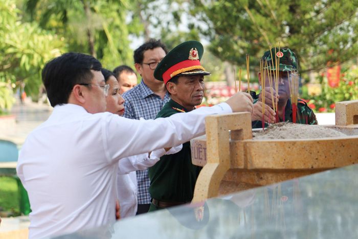 Các thành viên Ban Chỉ đạo 515 tỉnh, lãnh đạo xã Hồng Sơn dâng hương tri ân các anh hùng liệt sĩ tại Nghĩa trang Liệt sĩ Bình Thuận
