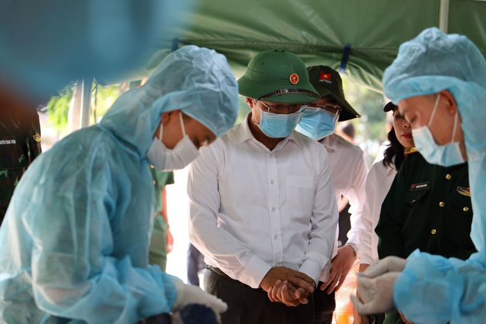 Phó Chủ tịch UBND tỉnh Lâm Đồng Đinh Văn Tuấn kiểm tra thực tế việc lấy mẫu hài cốt liệt sĩ