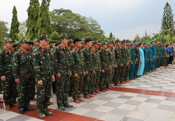 Cán bộ, chiến sĩ, đội ngũ chuyên môn trực tiếp thực hiện nhiệm vụ lấy mẫu hài cốt liệt sĩ tại Nghĩa trang Liệt sĩ Bình Thuận
