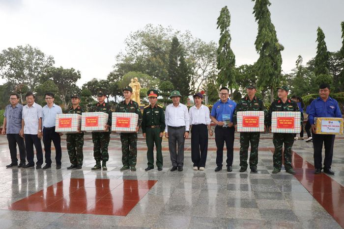Phó Chủ tịch UBND tỉnh Lâm Đồng Đinh Văn Tuấn, các thành viên Ban Chỉ đạo 515 tỉnh, lãnh đạo xã Hồng Sơn tặng quà cho 5 tổ lấy mẫu hài cốt liệt sĩ