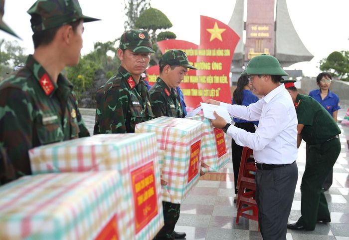 Phó Chủ tịch UBND tỉnh Lâm Đồng Đinh Văn Tuấn tặng quà cho cán bộ, chiến sĩ, đội ngũ chuyên môn trực tiếp thực hiện nhiệm vụ lấy mẫu hài cốt liệt sĩ