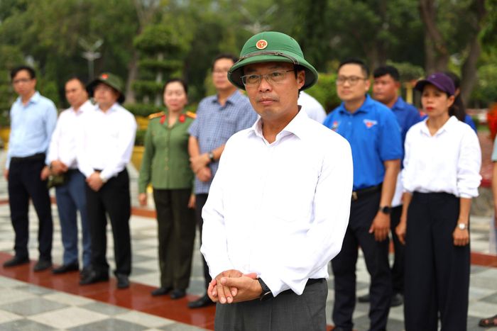 Phó Chủ tịch UBND tỉnh Lâm Đồng Đinh Văn Tuấn biểu dương tinh thần trách nhiệm và những nỗ lực của cán bộ, chiến sĩ, đội ngũ chuyên môn trực tiếp thực hiện nhiệm vụ lấy mẫu hài cốt liệt sĩ