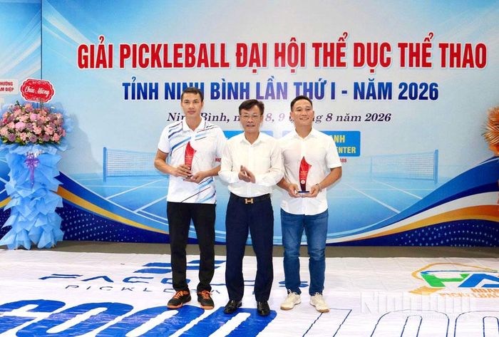Ban Tổ chức giải tặng kỷ niệm chương cho các đơn vị tài trợ.