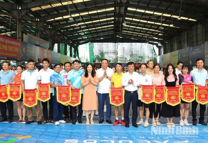 Ban Tổ chức giải tặng Cờ lưu niệm cho các đoàn tham dự.