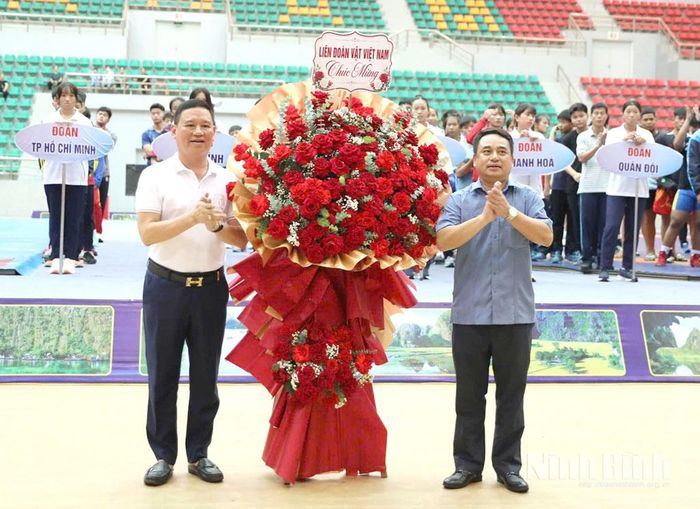 Liên đoàn Vật Việt Nam tặng hoa chức mừng giải đấu.