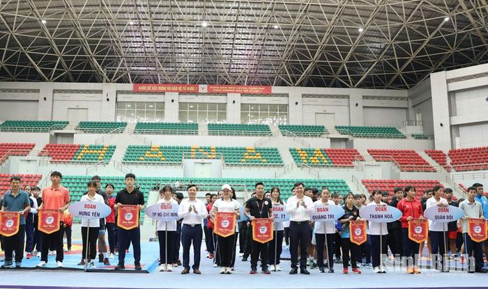 Ban Tổ chức tặng cờ lưu niệm cho các đoàn tham gia thi đấu.