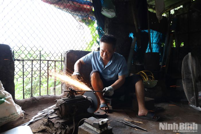 Không chỉ đòi hỏi sự khéo léo và kiên trì, nghề làm dũa còn khiến người thợ thường xuyên làm việc trong môi trường nhiều bụi thép, tiếng ồn và nhiệt độ cao, ảnh hưởng không nhỏ đến sức khỏe.