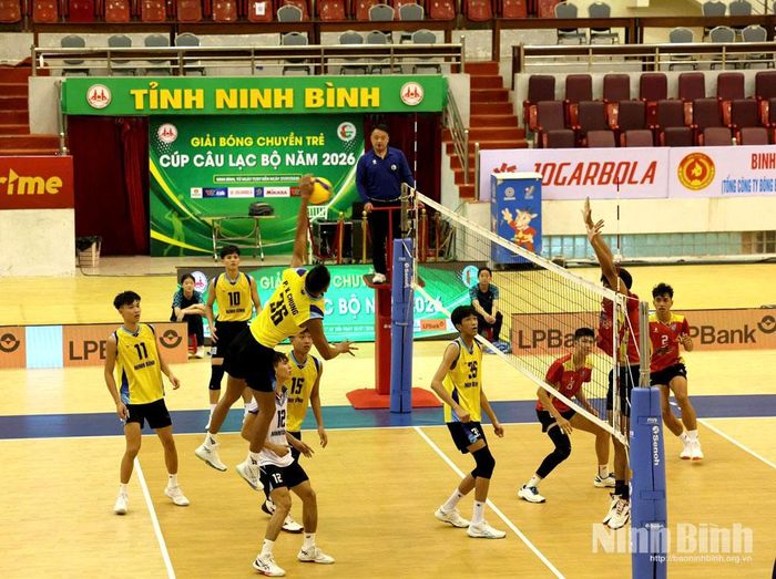 Các tuyển thủ LPbank Ninh Bình (áo vàng) tại Giải bóng chuyền trẻ Cúp các CLB năm 2026.