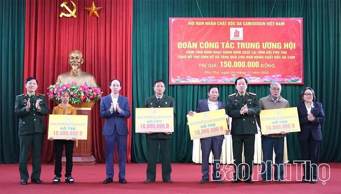 Lãnh đạo Trung ương Hội Nạn nhân CĐDC trao hỗ trợ sinh kế và tặng quà cho nạn nhân CĐDC trên địa bàn tỉnh.