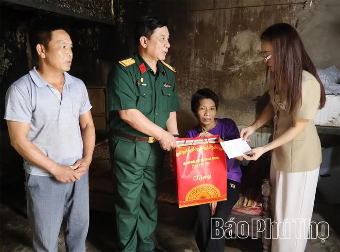 Lãnh đạo Hội NNCĐDC/Dioxin tỉnh cùng Hội Doanh nhân trẻ tặng quà cho gia đình có 2 nạn nhân da cam ở xã Võ Miếu.