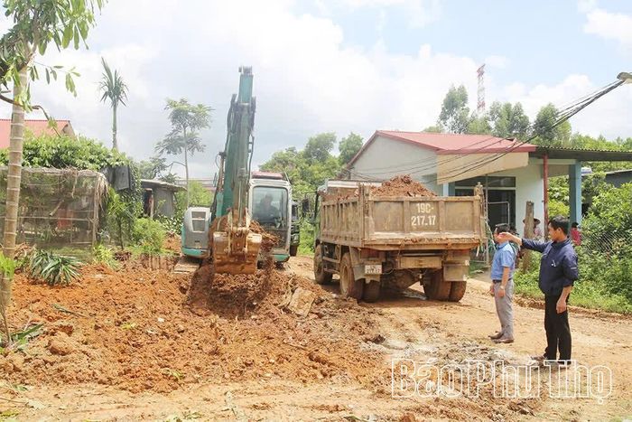 Trưởng thôn Hoa Lư cùng công chức xã Trạm Thản phối hợp với đơn vị thi công giải phóng mặt bằng dự án cải tạo tuyến đường từ ĐT323E đi khu 3 xã Minh Phú.