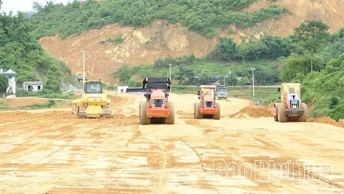 Nhà thầu tập trung nhân lực, máy móc đẩy nhanh tiến độ thi công cao tốc Hòa Bình - Mộc Châu.