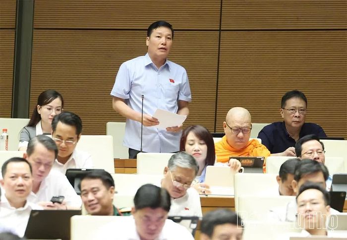Đại biểu Quốc hội tỉnh Phú Thọ Phạm Hùng Hưng thảo luận ở hội trường.