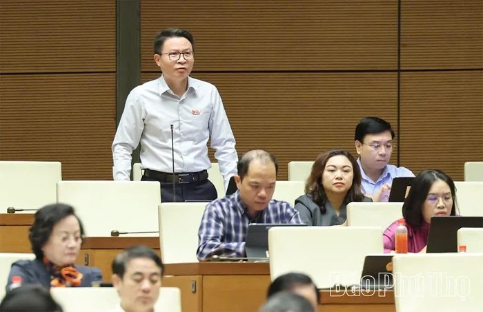 Đại biểu Quốc hội tỉnh Phú Thọ Nguyễn Minh Tuấn thảo luận ở hội trường.